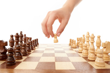 Schachspiel mit Hand von junger Frau
