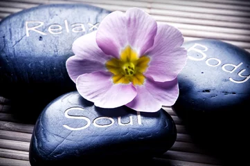 Foto op Plexiglas Spa Helende stenen met ziel, lichaam en ontspanning als een concept voor wellness en mindfulness