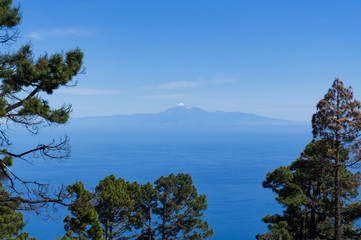 Fototapeta na wymiar View from palma to neighbor island tenerife. The peak of vulcan Teide / Teyde is seen with white snow.