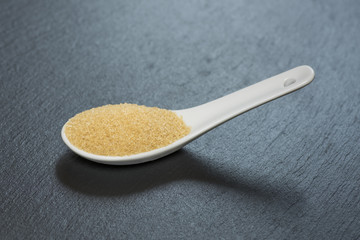 cassonade sur cuillère et fond ardoise