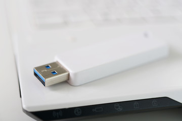 ノートパソコンとUSBメモリー 