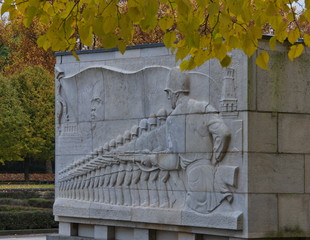 Einer der 16 Sarkophage am sowjetischen Ehrenmal in Berlin-Treptow