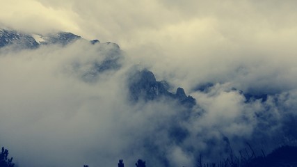 Berg ragt aus Wolken