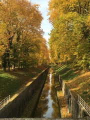 Fototapeta na wymiar canal de Bourgogne automne