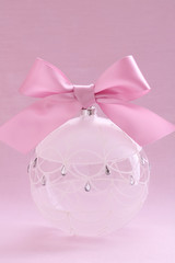 ピンクのリボンのクリスマスボールオーナメント