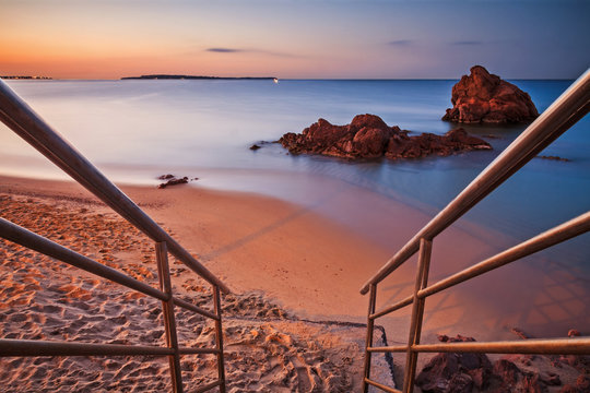 Plages de la Côte d'Azur: escalier descendant sur la plage au lever du soleil - Cannes
