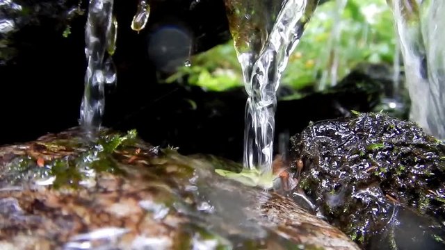 Acqua su roccia - fonte - sorgente