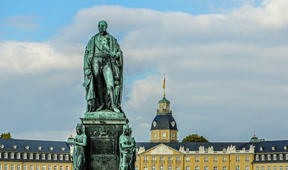 Fototapeta na wymiar Schloss Karlsruhe und Großherzog Statue