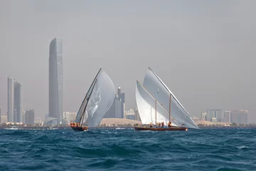 Voilages Abu Dhabi ABU DHABI, ÉMIRATS ARABES UNIS - 7 juin 2014 : les boutres à voile traditionnels reviennent à Abu Dhabi au Ghanada Dhow Sailing Race 60 ft. Finale