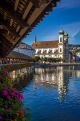 Fototapeta na wymiar Kapellbrücke mit Jesuitenkirche in Luzern, Schweiz