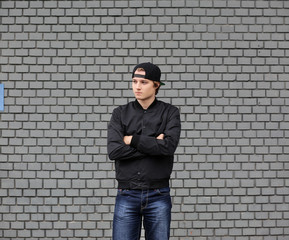 Obraz premium Attractive teenage boy in urban background