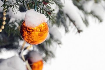 Eine eingeschneite Christbaumkugel