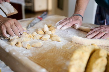 Preparazione caserecci gnocchi con la zucca 