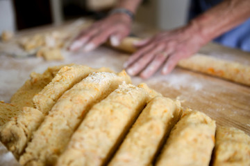 Preparazione caserecci gnocchi con la zucca 