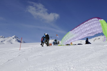 Austria: Gleitschirmflieger startet im Schnee oberhalb von Lienz im Ost-Tirol