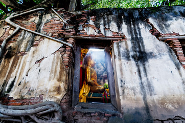 Fototapeta premium Buddha Statue in Window Frame