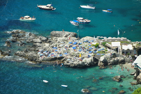 Turistas tomando el sol en Capri