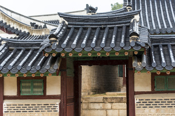 Naklejka premium Deszcz w Seulu. Tradycyjna architektura koreańska.