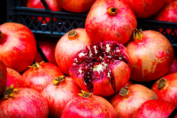 Fototapeta na wymiar Granatapfel in der Marktauslage 