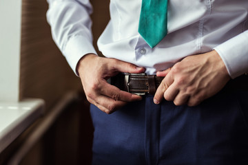 man putting on a belt, Businessman, Politician, man's style, mal