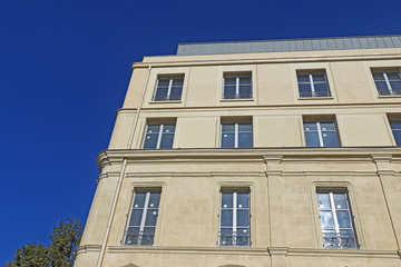 Fototapeta na wymiar Immeuble ancien rénové