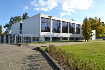 Fototapeta na wymiar Gymzaal bij een school gebouwd door Rietveld