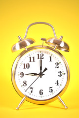 9 o'clock alarm on yellow