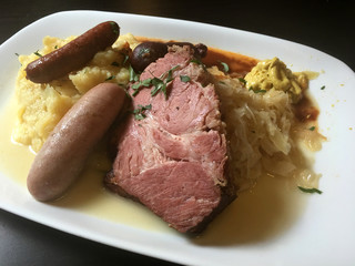 organisch, lifestyle, schlachtplatte, kartoffelbrei, sauerkraut, mettwurst, blutwurst, leberwurst,...