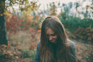 Naklejka premium Girl in the autumn forest has a healthy long white hair,