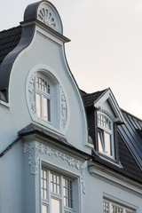 Villen-Schweifgiebel mit Giebelgaube