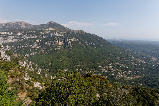 Vue a&eacute;rienne du village de Gourdon sur les Alpes et la M&eacute;diterran&eacute;e &agrave; l'horizon, Alpes-Maritimes, France