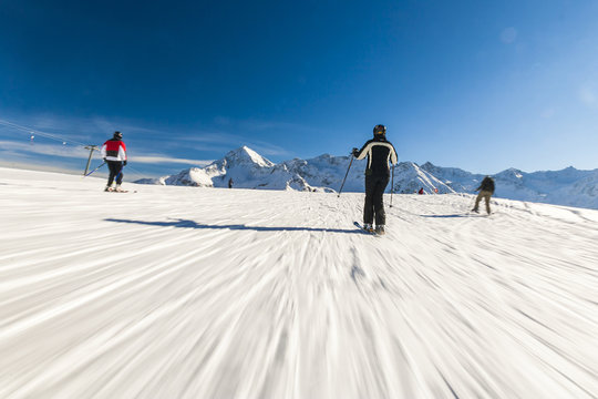 Skifahrer auf der Piste in den Alpen