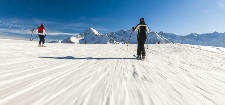 Skifahrer auf der Piste in den Alpen