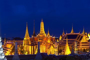 Obraz premium Grand palace and Wat phra keaw at twilight in Bangkok, Thailand