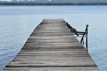 Fototapeta premium Stary drewniany most na plaży.