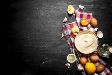 Mayonnaise with eggs , garlic, and lemon slices.