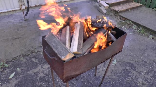 готовится мангал к принятию и обжарки вкуснейшего шашлыка
