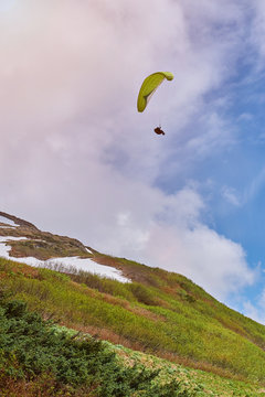 man fly in paraplane