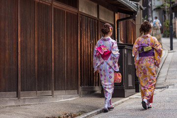 京都の街並みと着物を着た女性の後ろ姿