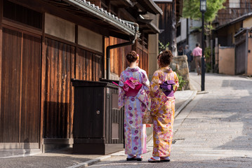京都の街並みと着物を着た女性の後ろ姿