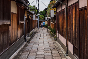 Fototapeta premium 京都の路地裏と外国人観光客