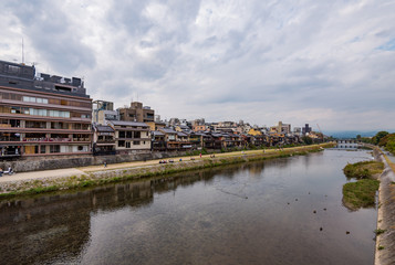 Fototapeta premium 京都の鴨川の風景