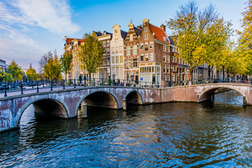 Fototapeta premium オランダ・アムステルダムの運河のある風景