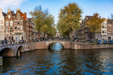 Naklejka premium オランダ・アムステルダムの運河のある風景