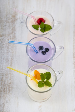 Smoothies with fresh berries