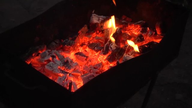 все угли готовы к тому что б пожарить вкуснейшей шашлык