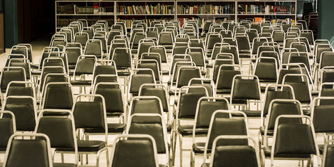 Auditorio escolar con sillas vacías