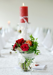 Brautstrauss und Kerze auf dem Hochzeitstisch