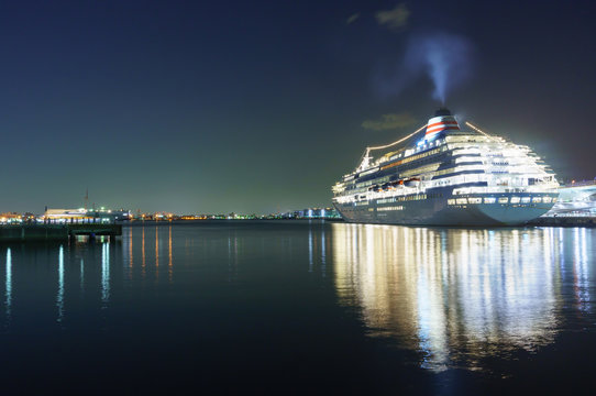 横浜港の夜景と豪華客船
