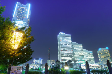 夜の横浜の港の埠頭からの都市風景